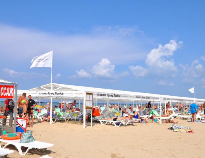 Оборудованный пляж - Курортный отель «Гранд Прибой»